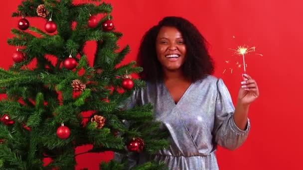 Afro espanhol mulher celebração natal em vestido de prata — Vídeo de Stock