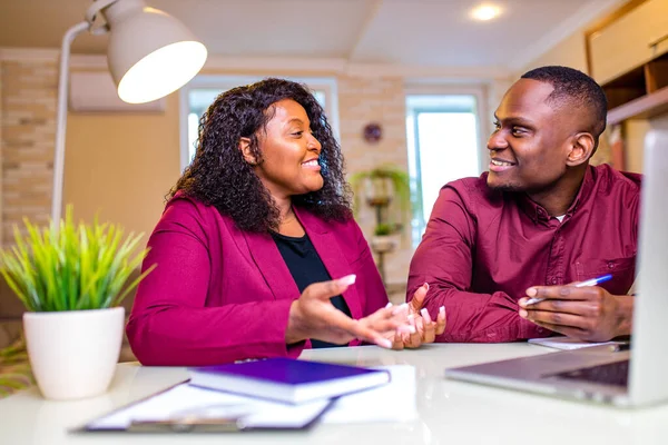 Afrikanska amerikanska kvinna och man i hemmakontoret i vardagsrummet starta upp — Stockfoto