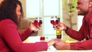 Afro-Amerikan çift, 14 Şubat Sevgililer Günü 'nde bardaktan şarap içip İtalyan makarnası yiyorlar.