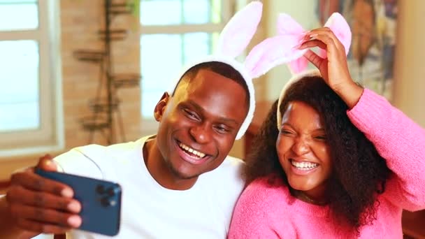 Afro-Amerikan bir adam Paskalya için hazırlanıyor. Video telefonuyla ailesini arıyor. — Stok video