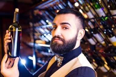 Otantik insanlar mutlu erkek şarap üreticisi bir tat alıyor ve kırmızı şarap kalitesini kontrol ediyor.