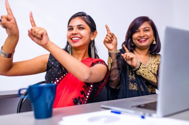 Geleneksel sarili iki güzel kadın ofiste ya da kafede çalışıyor.