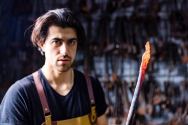 Leaáapron çekiç endüstrisindeki otantik yakışıklı Hintli adam. Küçük işletme.