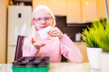 Sarışın albino genç çiftçi evde dikiliyor.