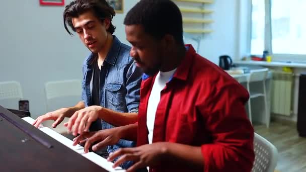 Estudiante afroamericano teniendo clase con profesor árabe en el interior — Vídeo de stock