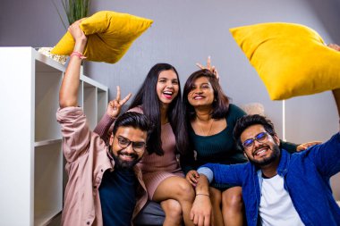 Dört Hintli dost evde yastık kavgası yapıyor.