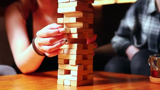 Jugendliche haben Spaß beim Brettspiel am Tisch im Café — Stockvideo