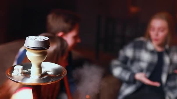 Äkta människor Vänner festar i hookah lounge rökning shisha natt — Stockvideo