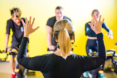 Sosyal uzaklık covid corona virüsü bağışıklığını koronada tutarken sınıfta bisiklete binen mutlu ve güçlü genç insanların çok kültürlü Groyp 'u