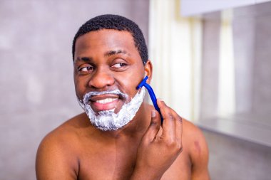 İspanyol adam sakal parfümü sürmüş ya da hassas cilt kremi sürmüş.