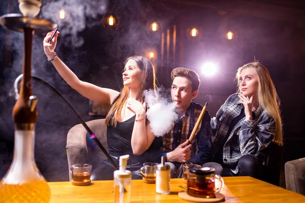 Friends party in hookah lounge smoking shisha night time — Stock Photo, Image