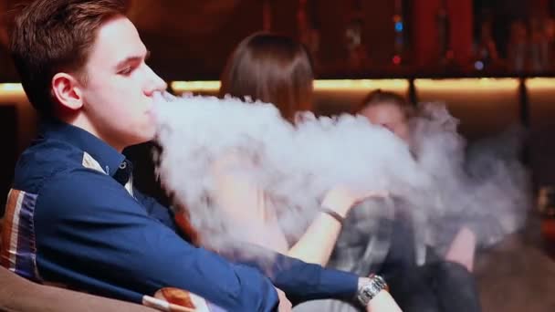 Praví lidé Přátelé party v hookah salonek kouření shisha noc — Stock video