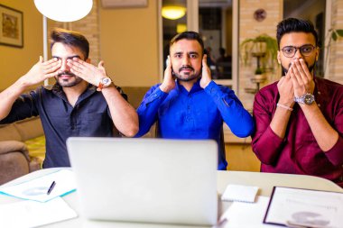 Hintli öğrenciler evde birlikte yabancı dil öğreniyorlar. Oturma odasında tek kişilik sınıflar kilitleniyor.