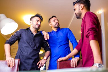 Hintliler akşam yemeğinde oturma odasında konuşuyorlar.