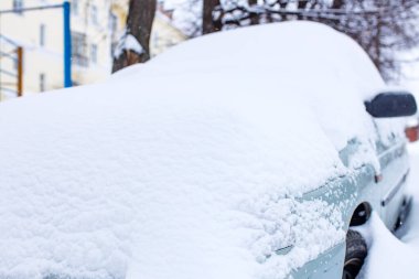 Rusya 'da açık havada kar altında araba.
