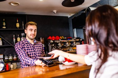Kafe konseptinde kredi kartıyla ödeme yapmak. Müşteri ödemeyi akıllı telefon bağlantısız ödemesi ile yapıyor.