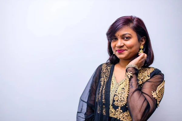 Hermosa mujer india en vestido de sari tradicional mirando bindi cámara en la frente —  Fotos de Stock