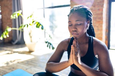 güzel koç çevrimiçi blog yazarı arka plandaki panoramik pencerelere karşı evinden yayın yapıyor