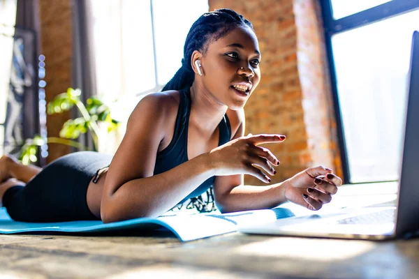 güzel koç çevrimiçi blog yazarı arka plandaki panoramik pencerelere karşı evinden yayın yapıyor