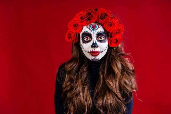 Trevlig glamorös vacker mexikanska mörkbruna ögon kvinna redo att Santa Muerte dag — Stockfoto