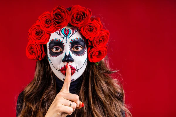 Bonita glamorosa hermosa mexicana ojos marrones oscuros mujer lista para el día de Santa Muerte —  Fotos de Stock