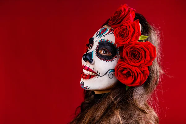 Bonita glamorosa hermosa mexicana ojos marrones oscuros mujer lista para el día de Santa Muerte —  Fotos de Stock