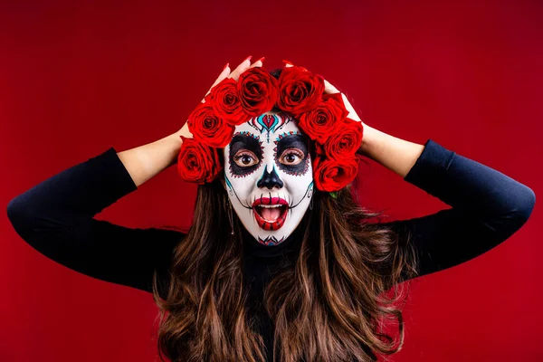 Förvånad chockad glamorös vacker mexikanska mörkbruna ögon kvinna redo att Santa Muerte dag — Stockfoto