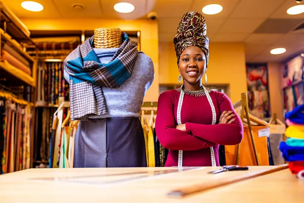 Authentic ethnic africa america sellerwoman working in shop — Stock Photo, Image