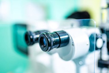 Görme ve görme düzeltmelerini kontrol eden optometrist.