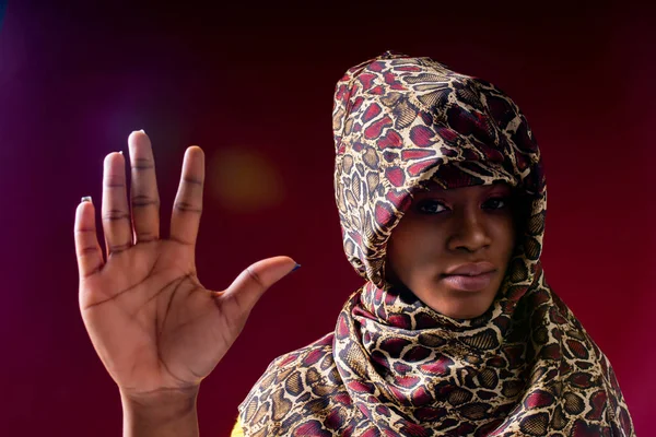 Автентична змішана раса арабська жінка в шафі з шовковою завісою хіджаб, що не показує знаку рук — стокове фото