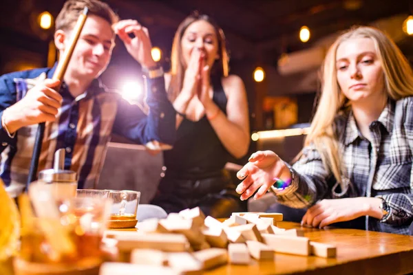Junge Leute haben Spaß beim Brettspiel am Tisch . — Stockfoto