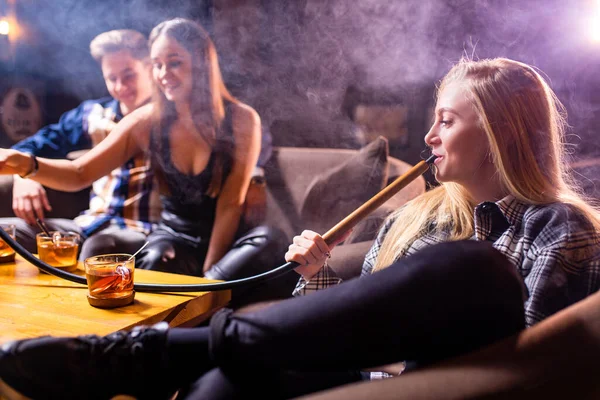 Friends party in hookah lounge smoking shisha night time — Stock Photo, Image