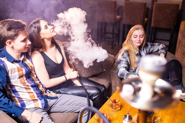 Przyjaciele impreza w hookah lounge palenie shisha noc Zdjęcie Stockowe