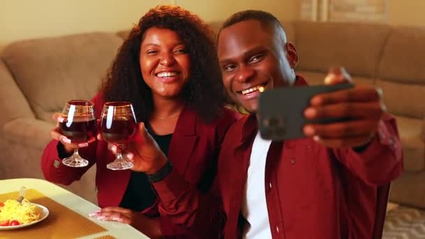 Couple hispanique avoir sortir ensemble célébrer anniversaire, Valentines 14 Février jour prendre appel vidéo ou selfie sur smartphone caméra — Video