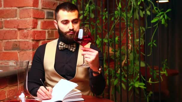 Árabe hombre sommelier apreciar bebida en lux hotel — Vídeo de stock
