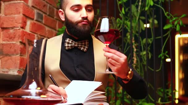 믿을 만 한 사람들, 성공적으로 성공 한 남자 양조업자가 된 사람들은 맛을 보고 붉은 포도주 의질을 검사한다 — 비디오