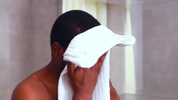 Afro americano macho limpando seu rosto com guardanapo de algodão em casa — Vídeo de Stock