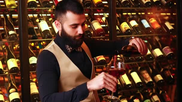 Arabische man sommelier waarderen drankje in lux hotel — Stockvideo