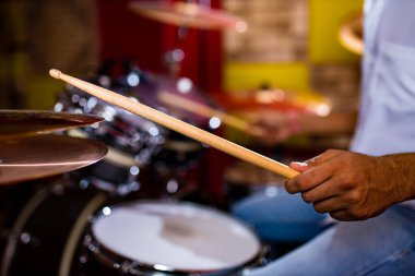 Kayıt stüdyosunda Drumsticks ile Çekici Genç Davulcu