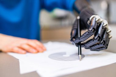 Evde protez el yazısı geliştiren bir adam.