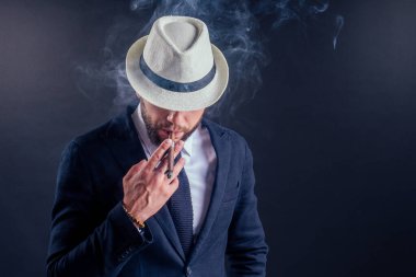 Sigara atan iş adamı sigarayı bırak bağımlılığı bırak