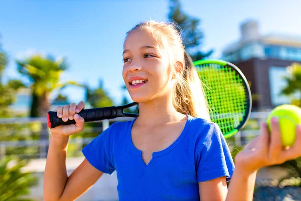 Retrato de una joven con raqueta de tenis y pelota al aire libre fondo tropical —  Fotos de Stock