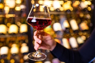 Arap adam Lux Otel 'de içki içiyor.