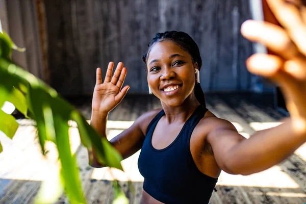 Entzückende schöne sportliche, kraftvolle Frau in engem schwarzen BH-Top, die ein Selfie macht — Stockfoto