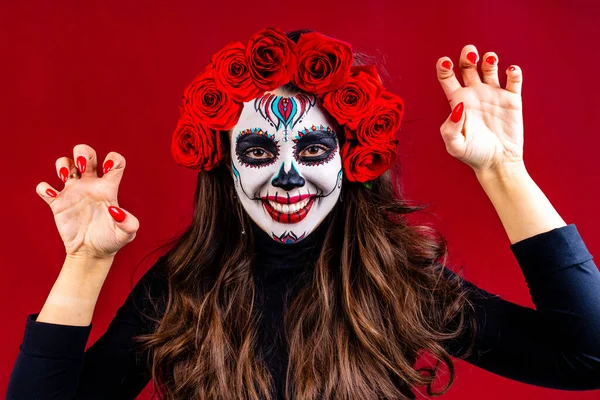 1 y 2 de noviembre celebración del día de los muertos en México concepto mujer con cara de cráneo grimm y paño negro en estudio —  Fotos de Stock