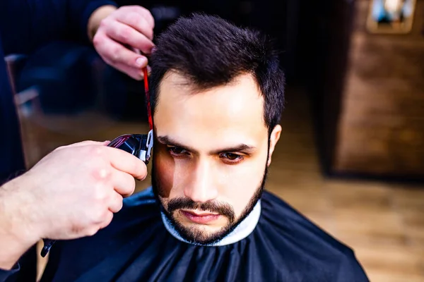 Arabischer schöner bärtiger Mann bekommt Frisur beim Friseur — Stockfoto