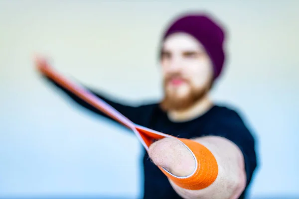 Uomo con amputato allenamento delle mani con elastico in palestra — Foto Stock