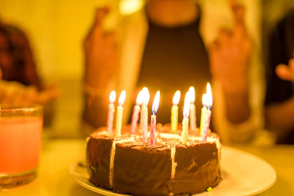 Nadšený arabský muž připraven sfouknout svíčky na dort na narozeninové párty se šťastnými přáteli v domě — Stock fotografie