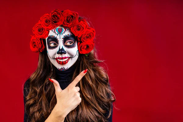 Trevlig glamorös vacker mexikanska mörkbruna ögon kvinna redo att Santa Muerte dag pekar på copyspace — Stockfoto