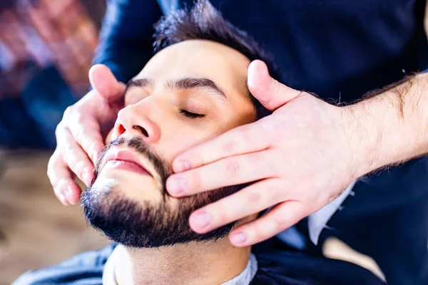 Árabe guapo barbudo hombre consiguiendo corte de pelo en barbería —  Fotos de Stock